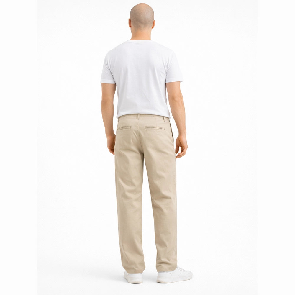 Men's beige chinos pants back view, relaxed fit cotton trousers with back pockets — Chinos1a
